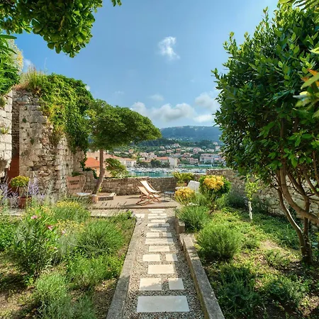 House Gajarda Vila Rab Town